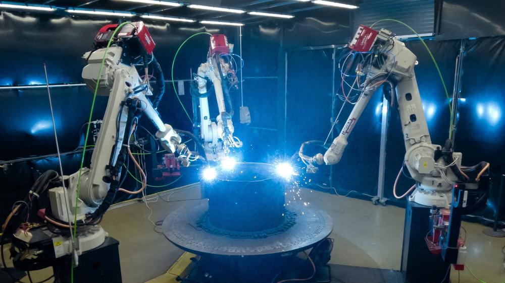 三只机械臂 3D 打印核反应堆压力容器