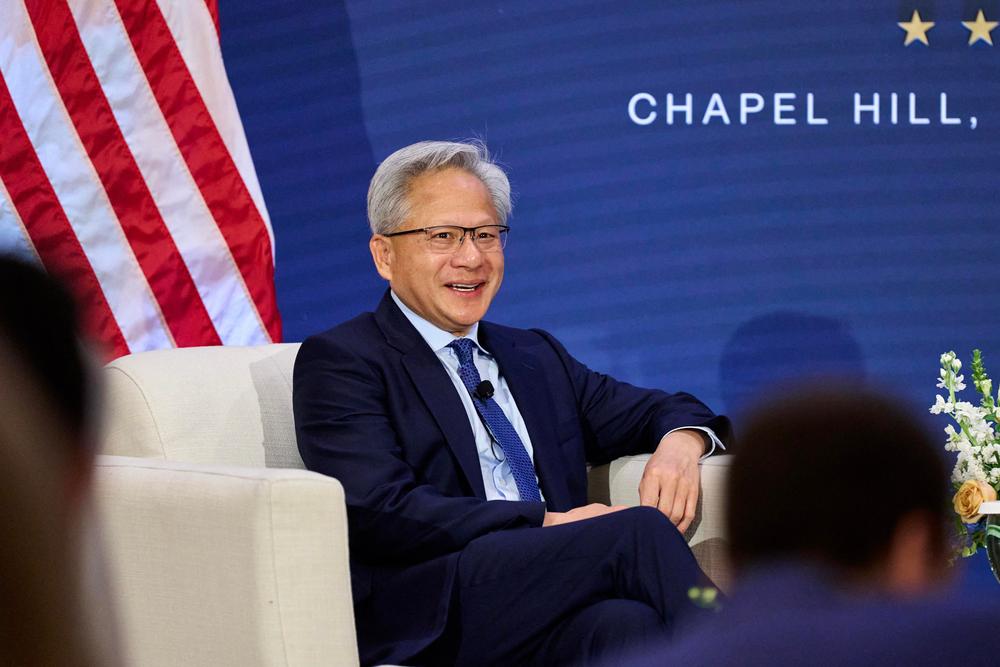 Jensen Huang 在舞台上免提接通 Trump 电话，宣称机器人不会统治世界