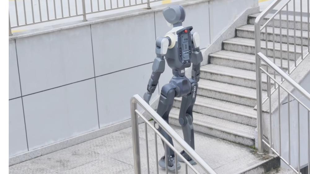 视频：Deep Robotics 人形机器人征服真实场景混凝土楼梯与崎岖地形